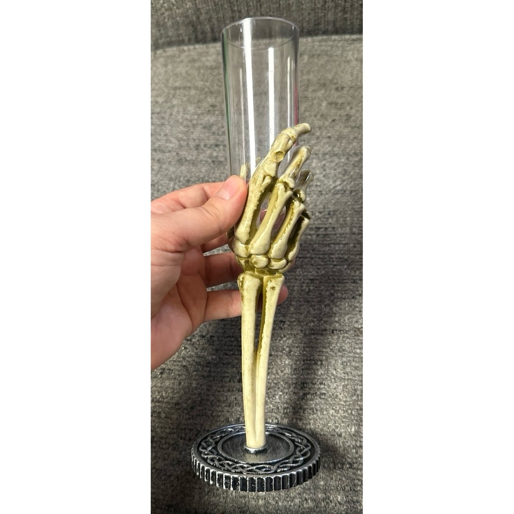 Skeleton‎ hand glass
